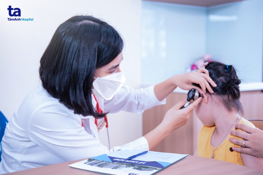 trẻ bị viêm tai giữa