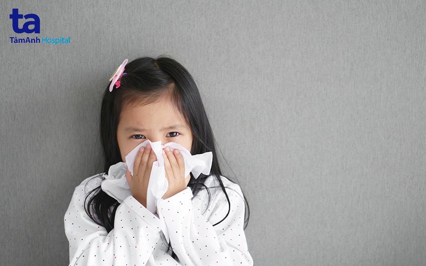Trẻ hắt hơi nhiều do viêm mũi họng cấp