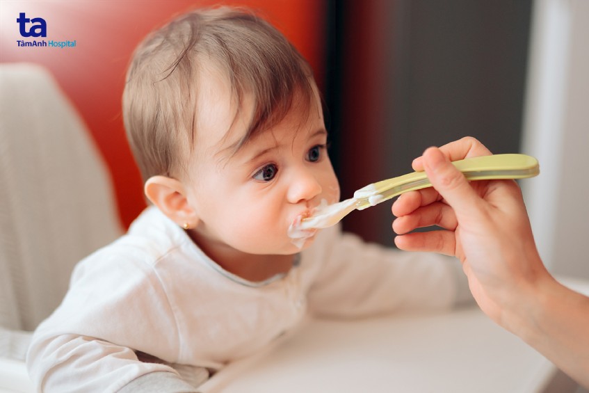 trẻ sơ sinh bị táo bón do thay đổi chế độ ăn uống