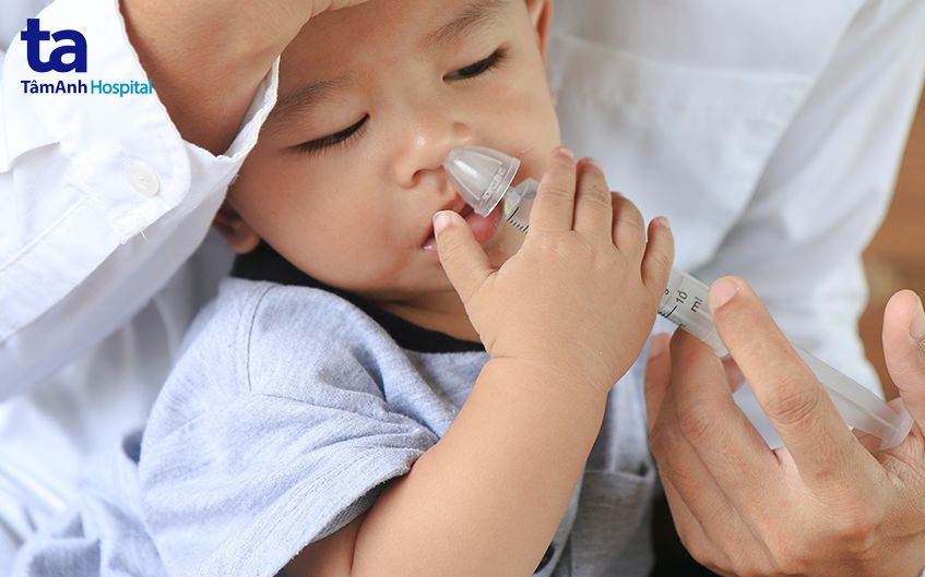 vệ sinh mũi của trẻ theo hướng dẫn của bác sĩ