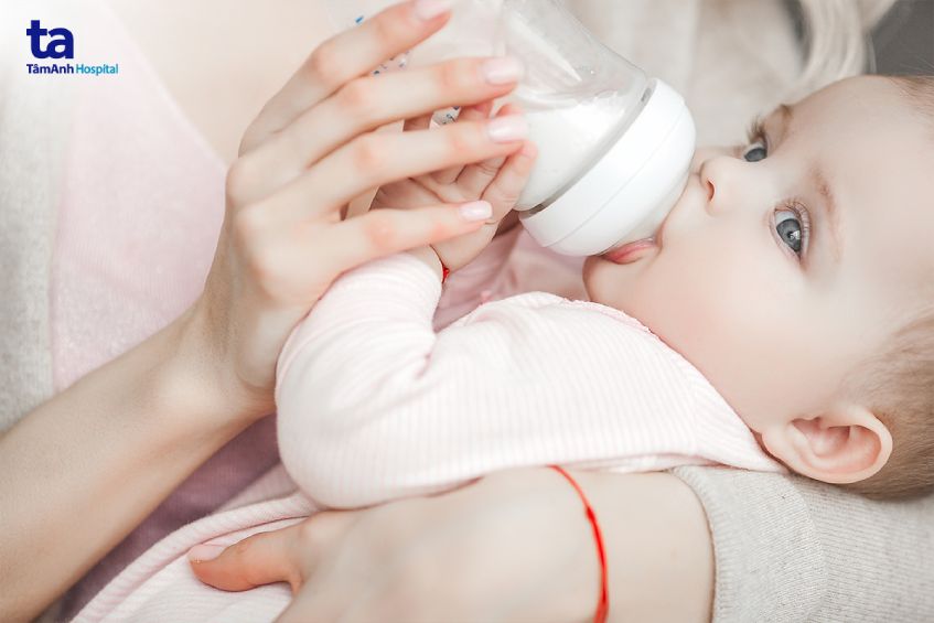 6 tháng tuổi mẹ nên tập cho bé sử dụng sữa công thức