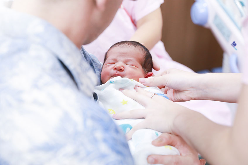 bé trai chào đời vào ngày 2 12