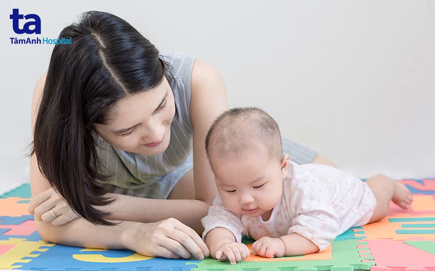 Bố mẹ cần dành nhiều thời gian chơi đùa cùng bé