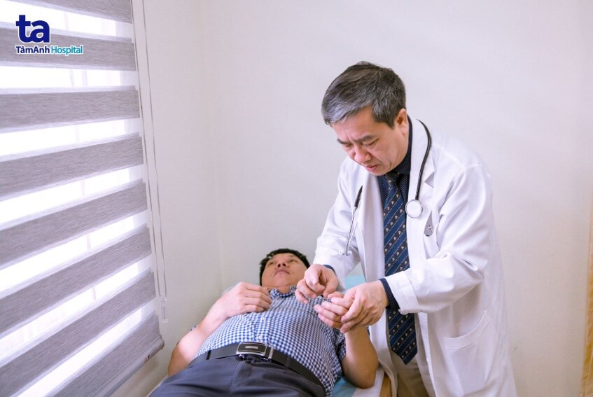 bs nguyễn văn liệu khám bệnh nhân