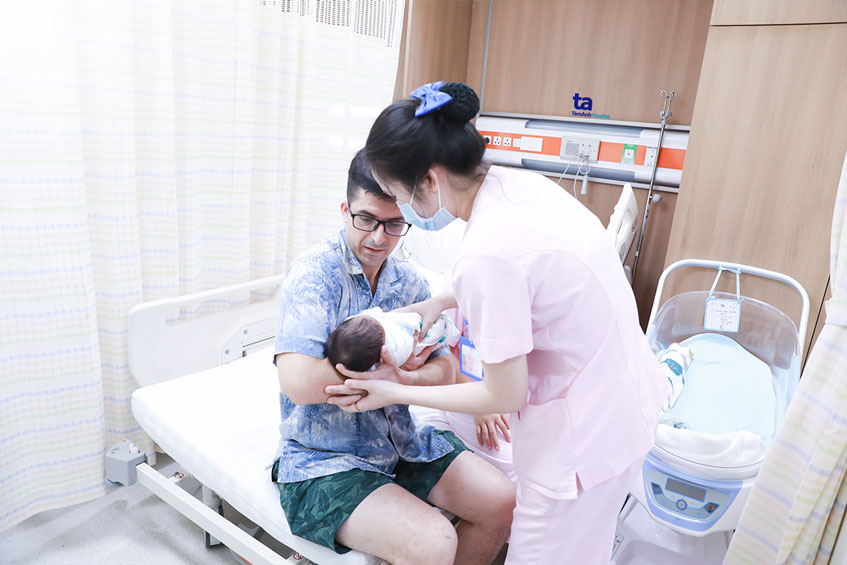 điều dưỡng hướng dẫn cách chăm con