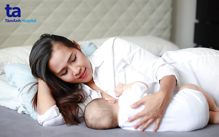 Nằm cho bé bú là tư thế giúp mẹ và bé cảm thấy thoải mái