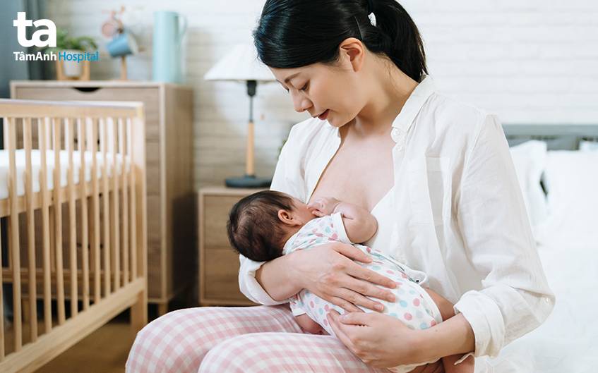 Ngồi cho bé bú là tư thế được nhiều mẹ áp dụng