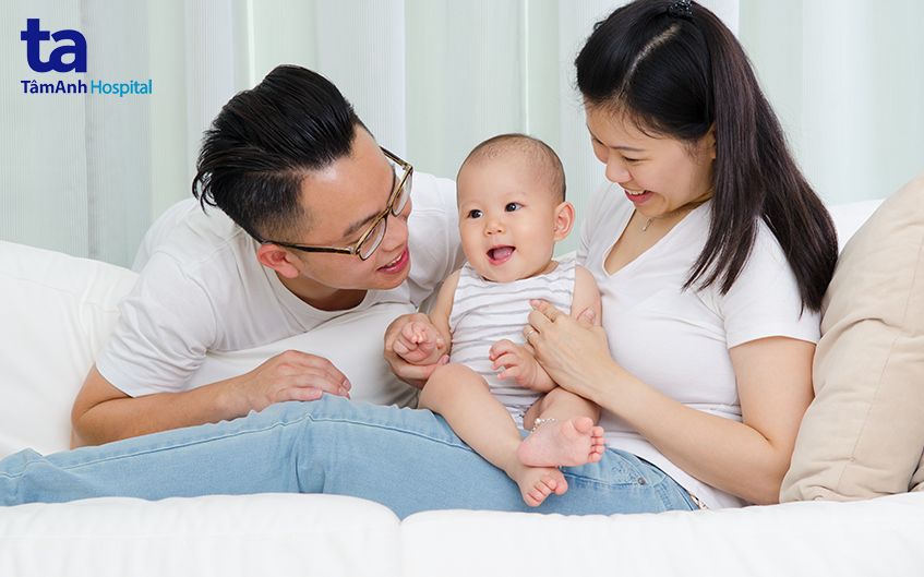 sự chăm sóc của bố mẹ sẽ giúp trẻ cảm thấy ấm áp