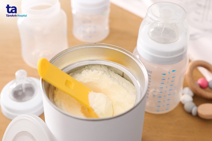 sữa công thức và số cữ bú sữa cho bé