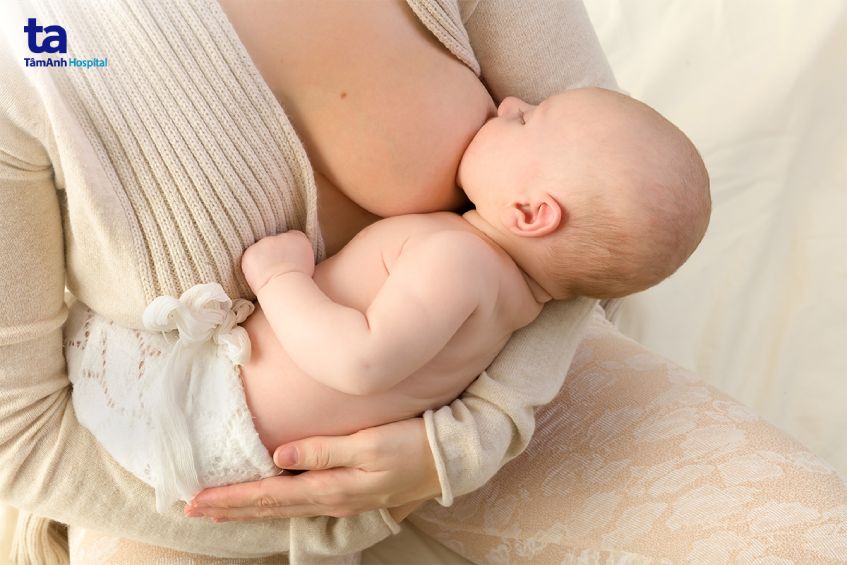 Sữa mẹ là nguồn dưỡng chất hoàn hảo cho trẻ sơ sinh