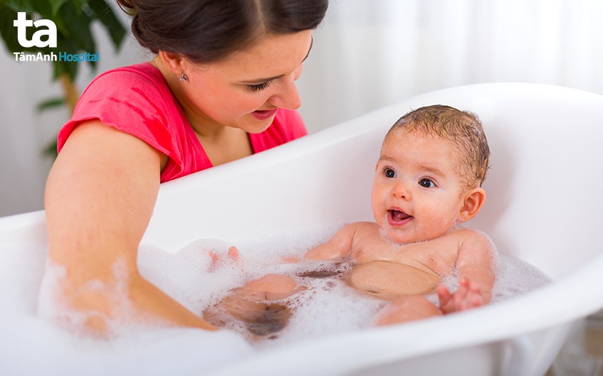 Tắm mang đến bé bỏng là khoảng tầm thời hạn kết nối tình yêu của u và bé