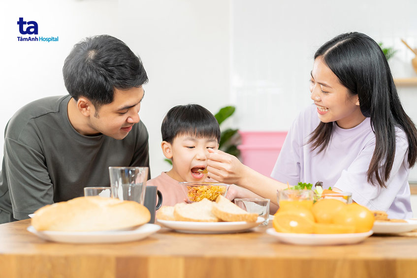 tập thói quen ăn uống cho trẻ