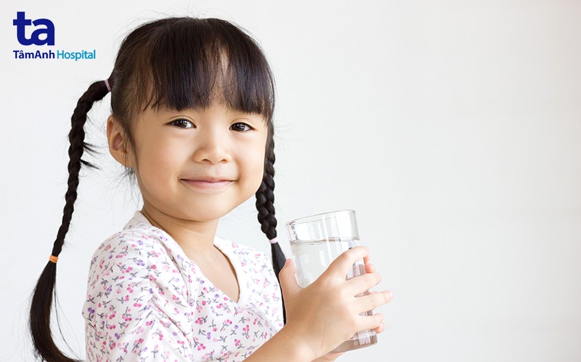 Trẻ bị viêm gan B nên uống đủ nước mỗi ngày