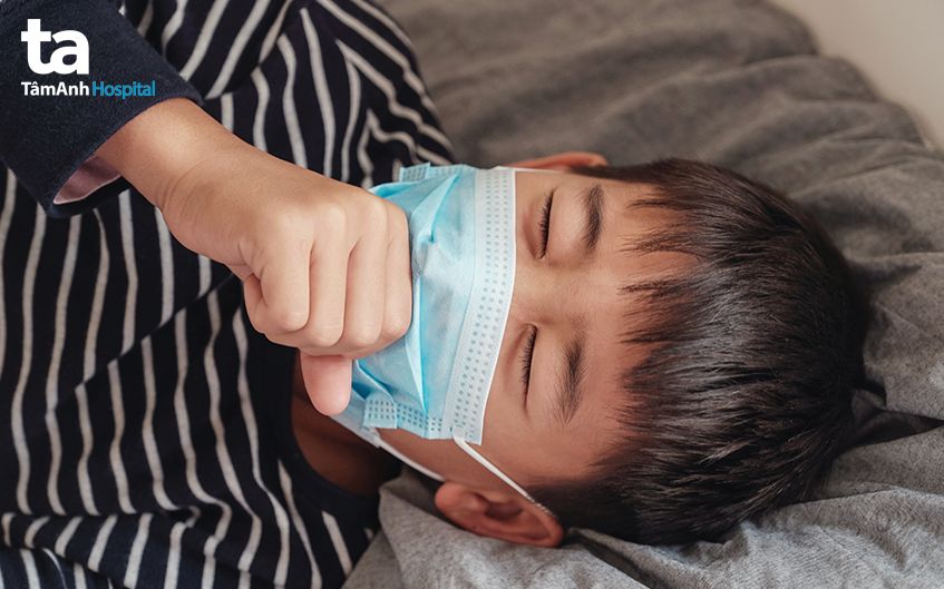 Trẻ khó thở, ho khan nhiều do bệnh viêm phế quản
