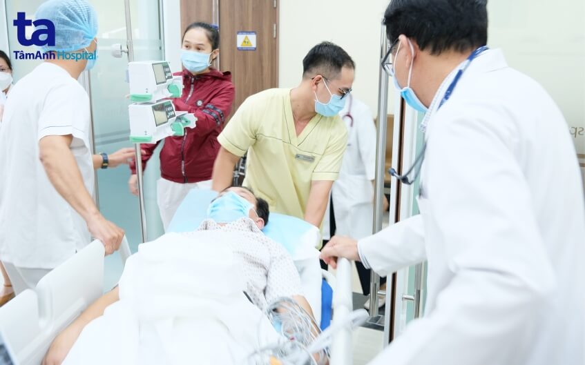 bác sĩ cấp cứu khẩn ca đột quỵ do nhậu tất niên