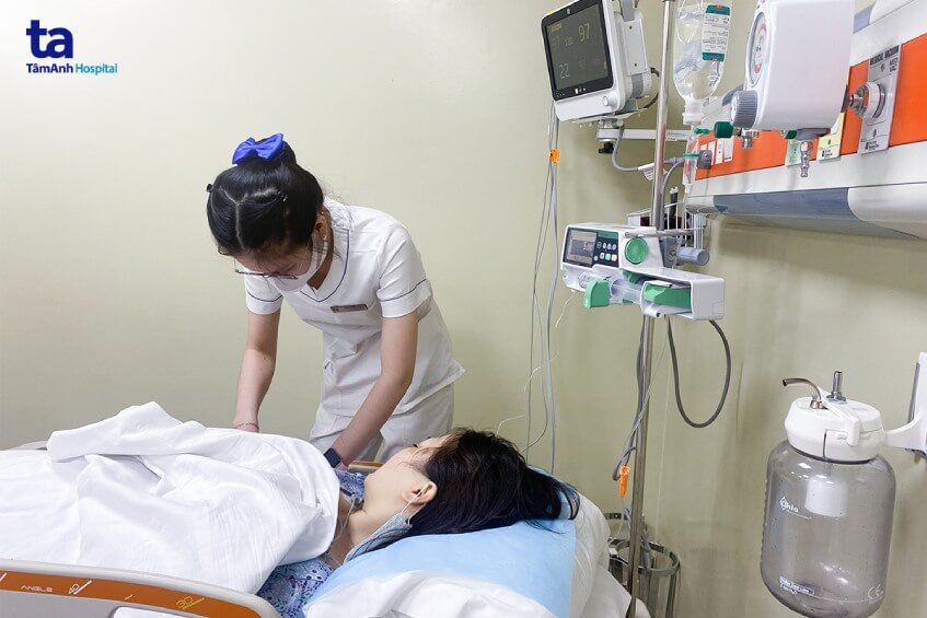 bác sĩ chăm sóc cô gái đi cầu ra máu