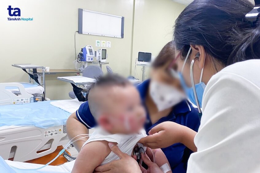 bác sĩ kiểm tra sức khỏe bé trai 13 tháng tuổi