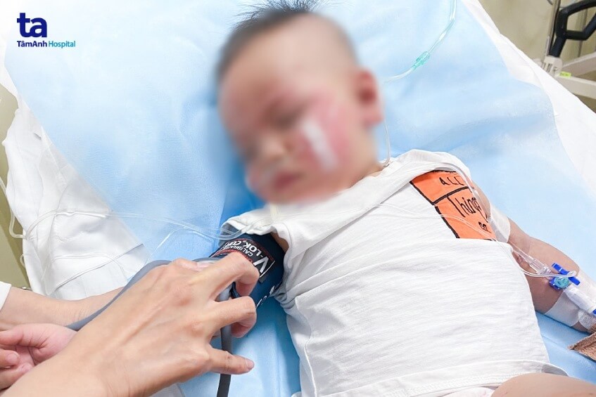 cấp cứu bé trai 13 tháng tuổi
