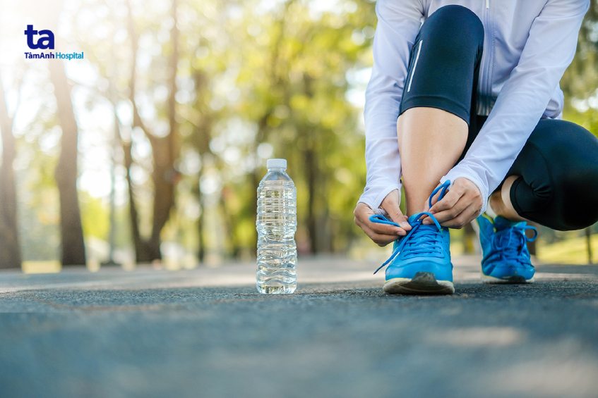 chuẩn bị nước để mang theo trong quá trình chạy