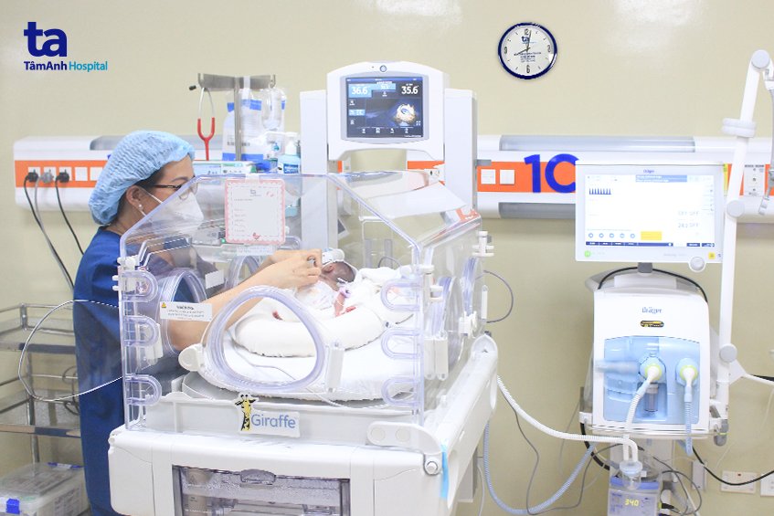 Gần 2 tháng nằm trong lồng ấp sơ sinh hiện đại