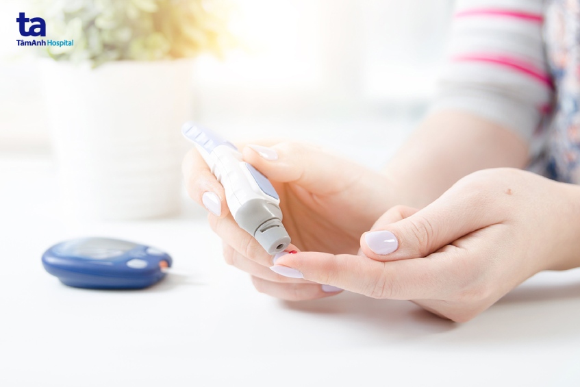 kiểm tra đường huyết thường xuyên để có cách xử trí phù hợp