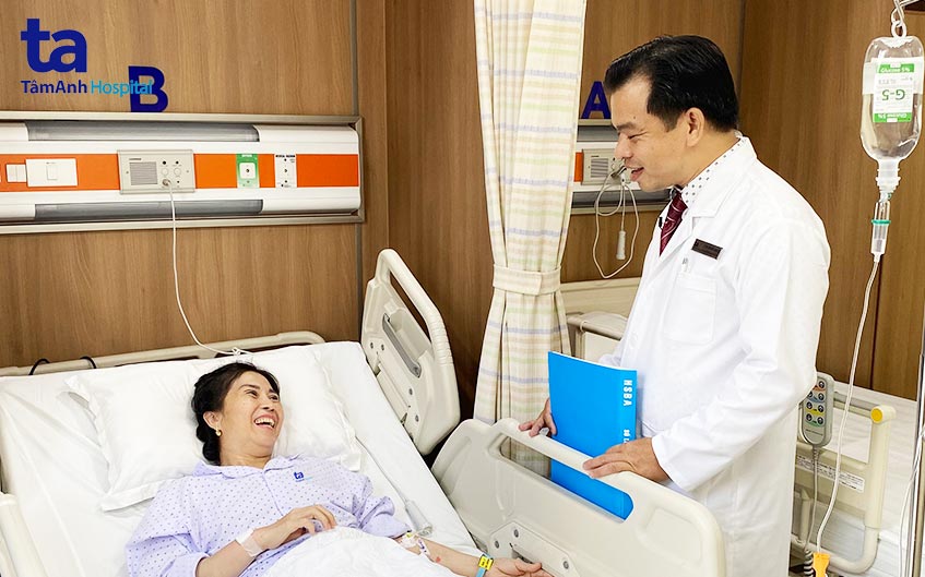 người bệnh trao đổi với bác sĩ