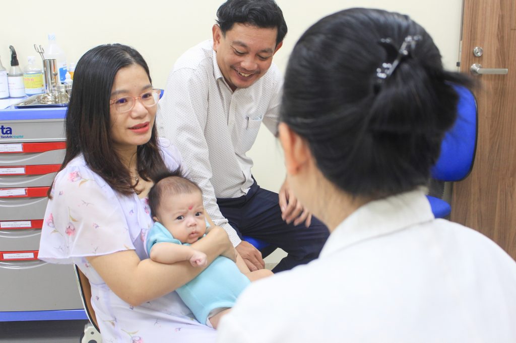 gia đình hạnh phúc khi có con