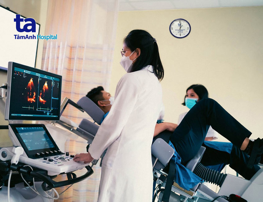 bác sĩ đo điện tim cho bệnh nhân