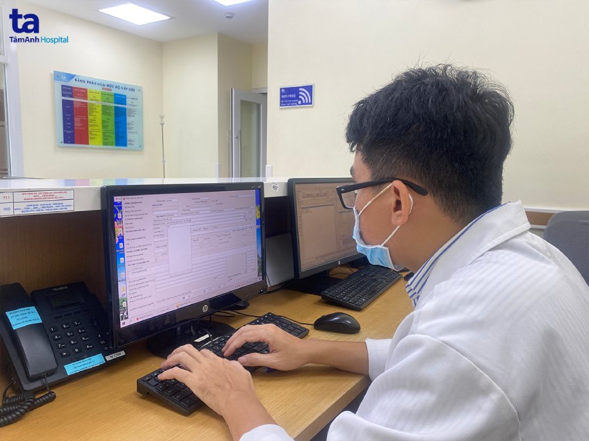 Bác sĩ Hồ Ngọc Bảo đang kiểm tra hồ sơ bệnh án