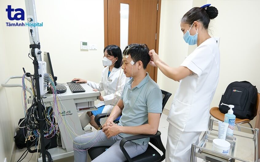 bác sĩ tầm soát cấp cứu đột quỵ