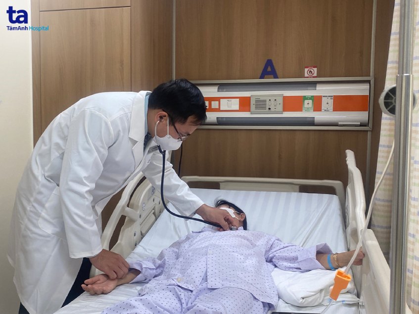 Bác sĩ Võ Trần Nguyên Duy kiểm tra sức khỏe chị H