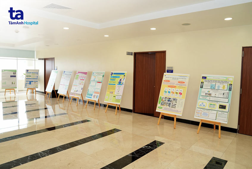 bên ngoài hội trường