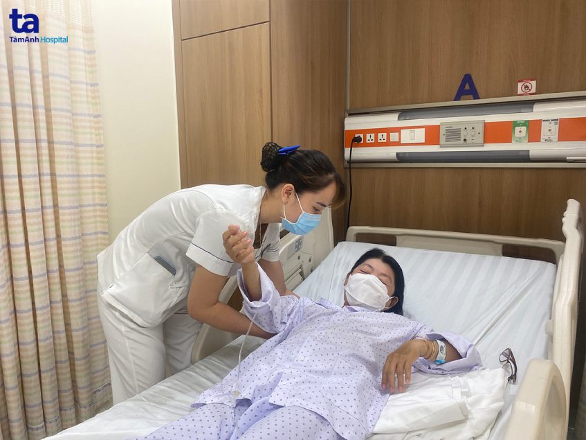 Điều dưỡng BVĐK Tâm Anh TP.HCM đang chăm sóc chị H