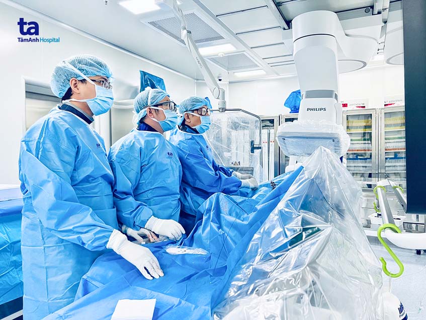 tiến hành đặt stent