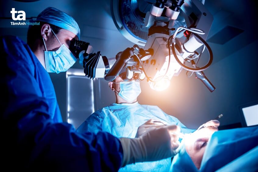 bác sĩ cấp cứu người bị đột quỵ