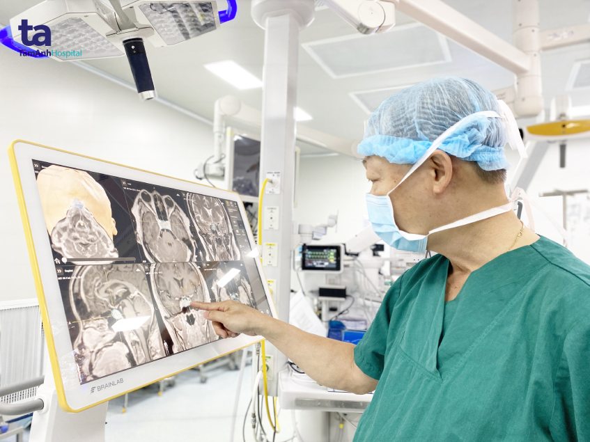 bác sĩ Chu Tấn Sĩ xác định vị trí khối u