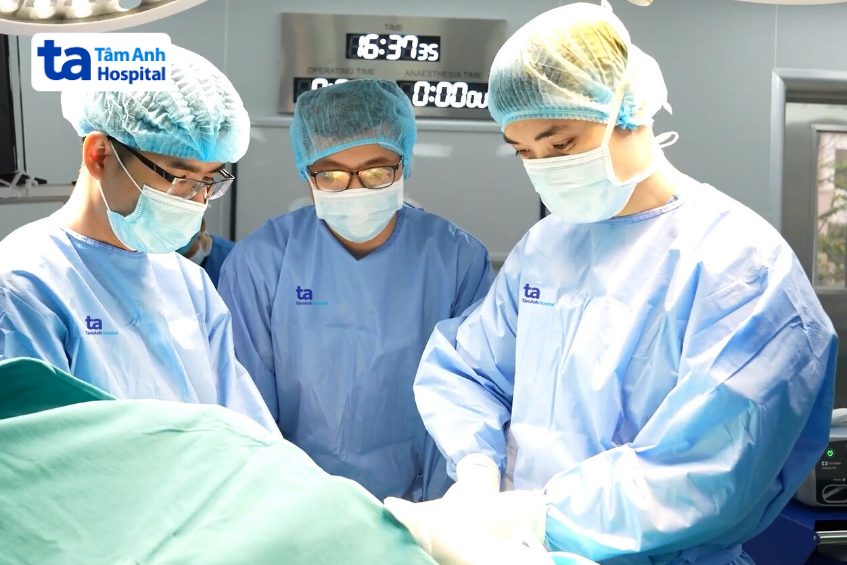 bác sĩ điều trị chân vòng kiềng