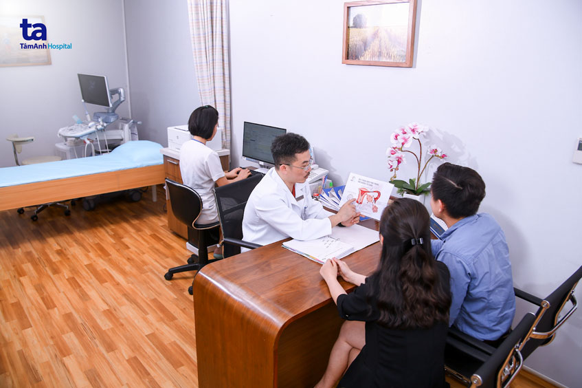 bác sĩ lê hoàng khám cho bệnh nhân