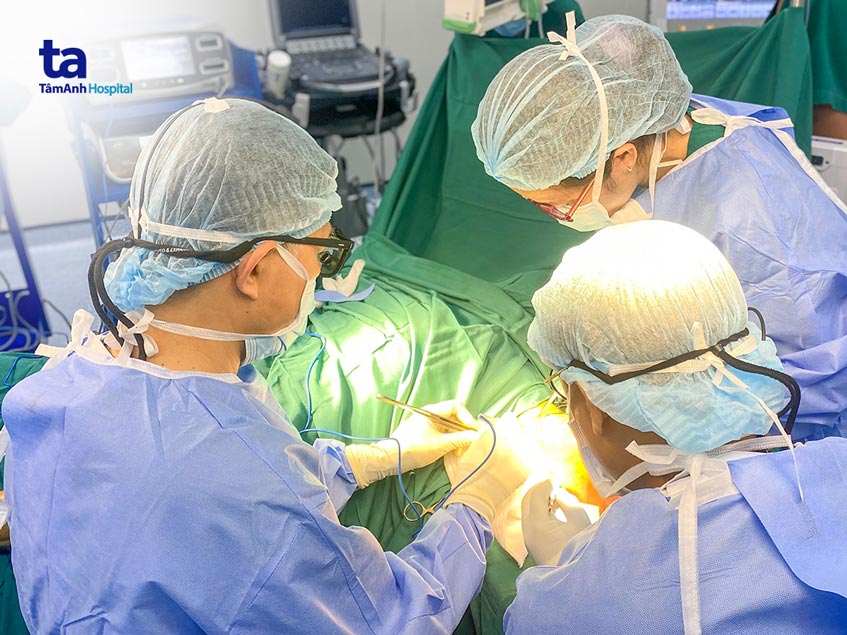 bác sĩ phẫu thuật cho bệnh nhân
