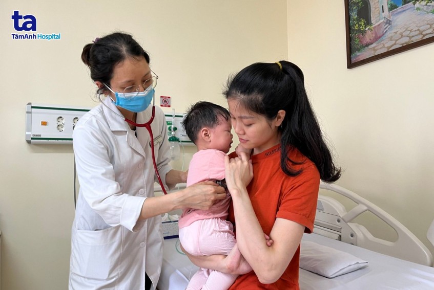 Bác sĩ thăm khám phổi cho bé Bảo Linh