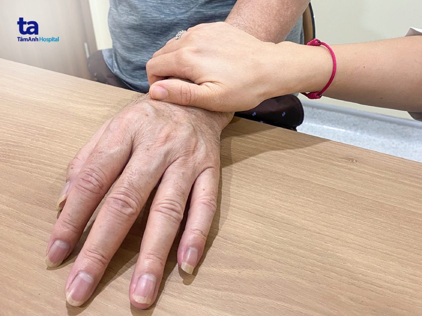 Bác sĩ Trâm kiểm tra mạch cho ông V