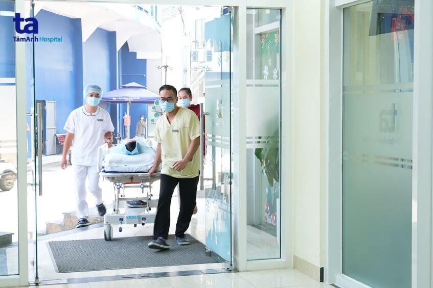 chuyển viện cấp cứu người đột quỵ