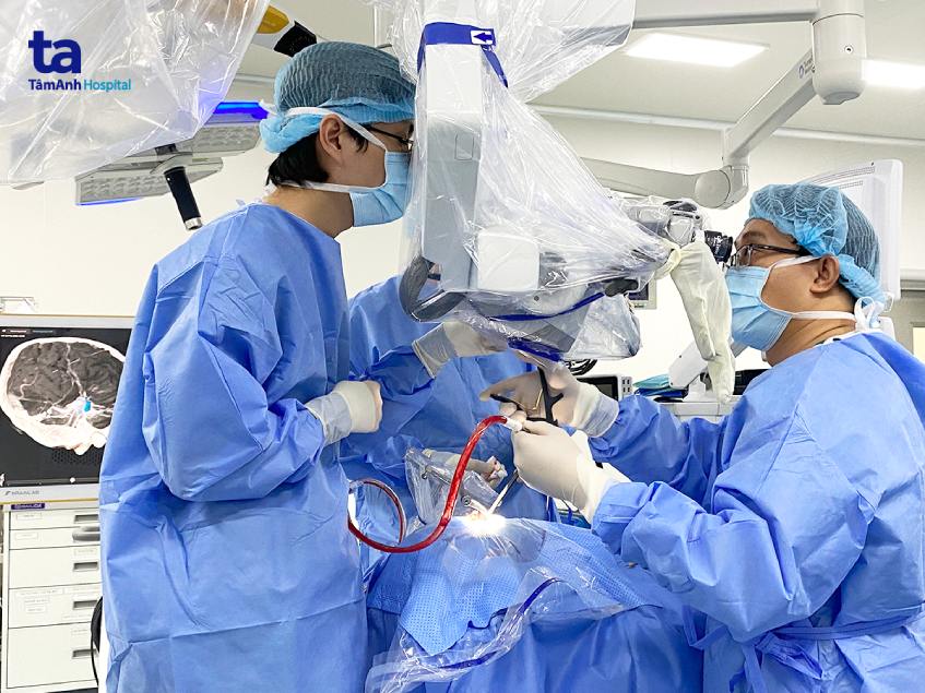 Ê kíp bác sĩ phẫu thuật u tuyến yên cho chị N