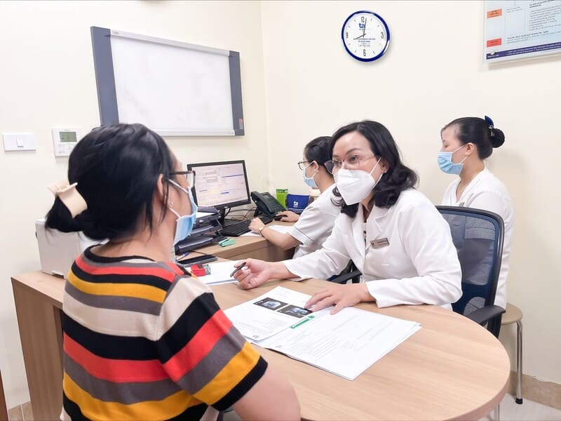 Bác sĩ Giang trao đổi với một bệnh nhân về phương pháp điều trị bệnh vú. Ảnh: Bệnh viện Đa khoa Tâm Anh