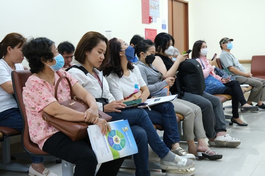 Phụ nữ đến khám vú miễn phí