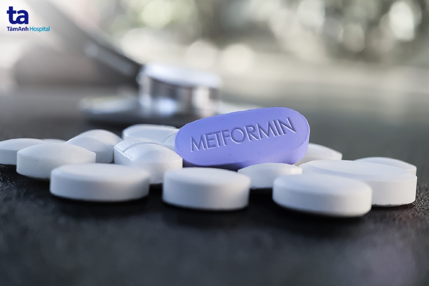 Uống thuốc Metformin theo chỉ định của bác sĩ