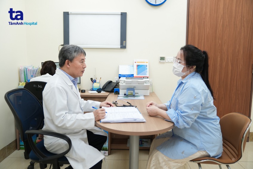 Bác Hoàng Kim Ước đang tư vấn về đái tháo đường thai kỳ