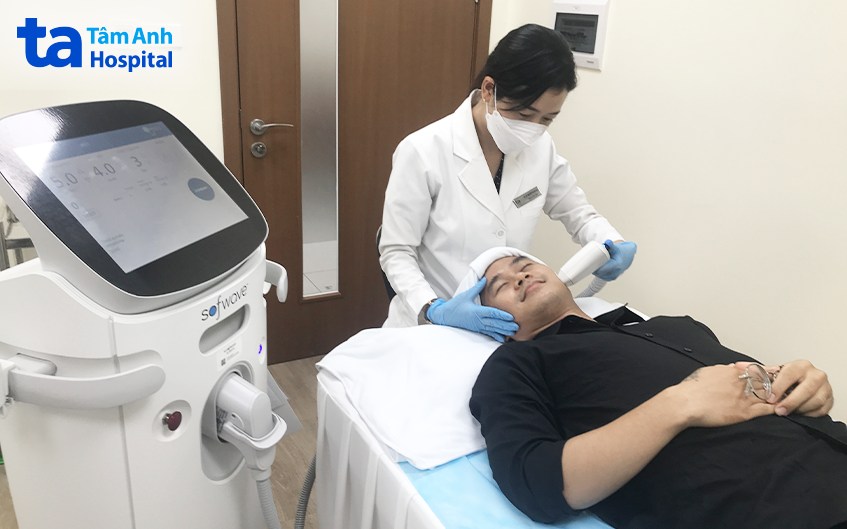 bác sĩ đang nâng cơ mặt xóa nọng cằm bằng máy sofwave