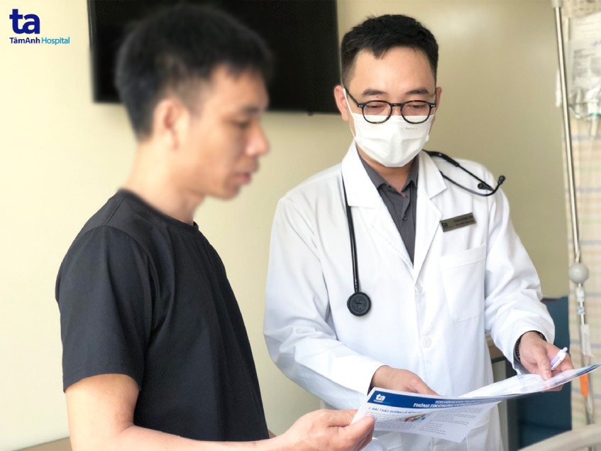 Bác sĩ Hải hướng dẫn con trai ông N. cách chăm sóc