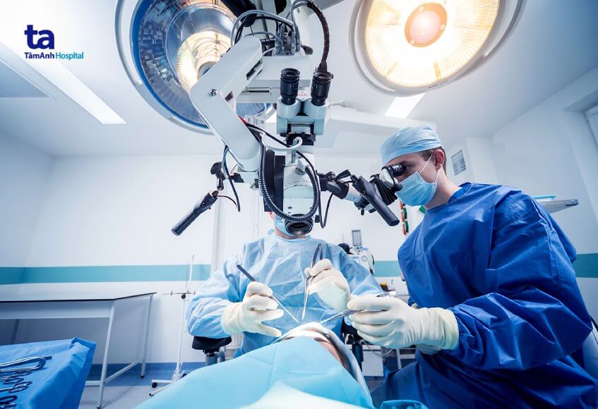 bác sĩ phẫu thuật điều trị u tuyến tùng